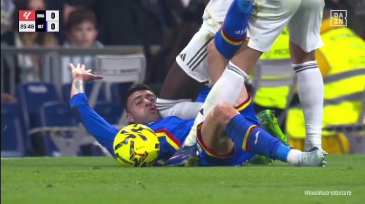 开云官网-赫塔费后卫怒喷判罚：吕迪格想把我脸撞碎，换做我早被禁赛10场了